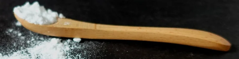Baking soda on a teaspoon