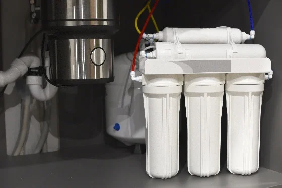 A photo of an RO water system under a kitchen sink